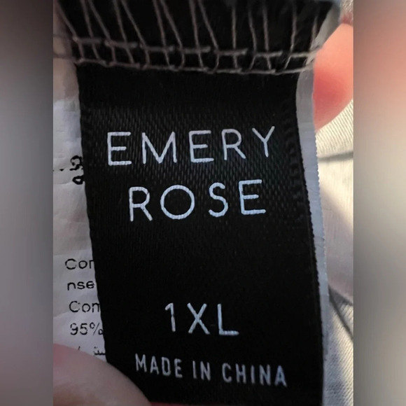 EMERY ROSE : ladies Yellowstone themed t-shirt. Size: 1XL - Picture 6 of 10